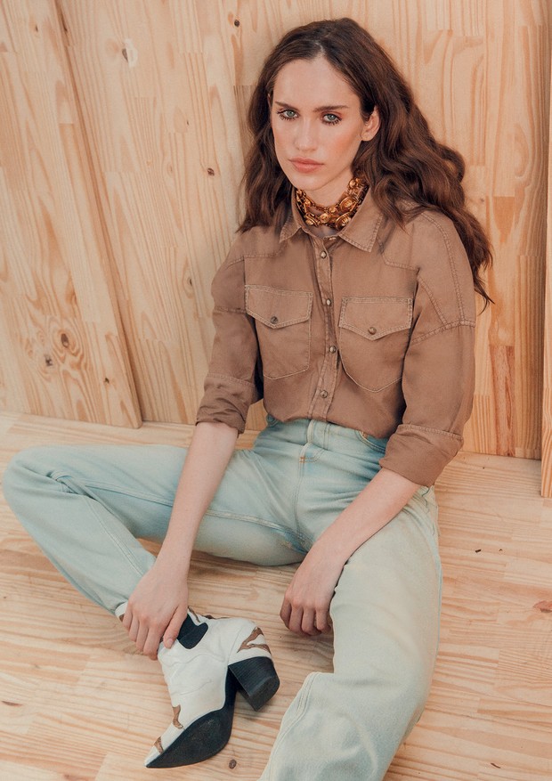 Camisa Brunello Cucinelli (r$ 4.460), cal&ccedil;a Gucci (r$ 3.680), colar Versace (r$ 9.220) e botas Louis Vuitton (r$ 7.350) (Foto: Tauana Sofia)