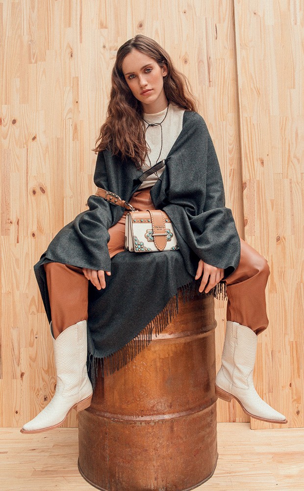 Poncho Brunello Cucinelli (r$ 7.560), blusa Osklen (r$ 247), cal&ccedil;a Skazi (r$ 1.056), colar Amsterdam Sauer (r$ 4.080) e bolsa Prada (r$ 14.200) (Foto: Tauana Sofia)