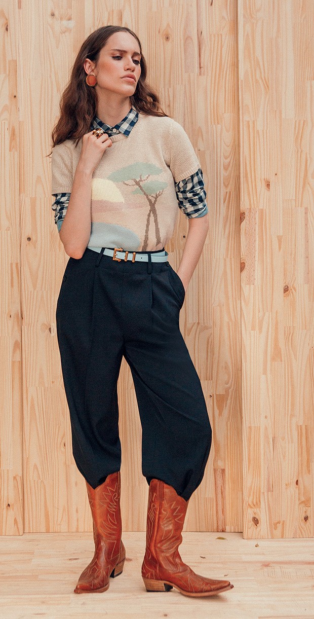 Blusa de tric&ocirc; (r$ 1.450) e cal&ccedil;a (r$ 5.760), ambas ralph Lauren, camisa xadrez Levi&rsquo;s (r$ 270), brincos Lool (r$ 368), cinto Versace (r$ 1.590), anel Cartier (r$ 45.780) e botas Walt&atilde;o Boots (r$ 890) (Foto: Tauana Sofia)